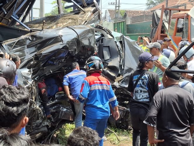 
					Mobil yang terlibat kecelakaan di Pleret