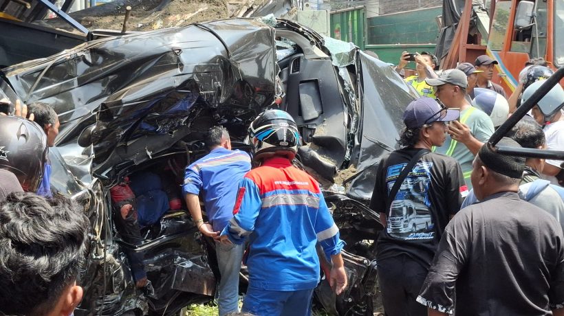 Diduga Kurang Konsentrasi , Sopir Avanza Tewas Terjepit Ditabrak Truk Muatan Pasir