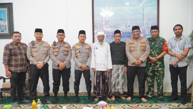 
					Kapolres Pasuruan saat bekunjung ke tokoh masyarakat Bangil