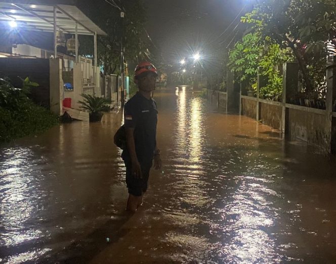 
					Banjir yang menggenang di permukiman warga
