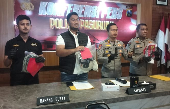 
					Kapolres Pasuruan saat menunjukkan barang bukti yang berhasil diamankan dari tangan para tersangka