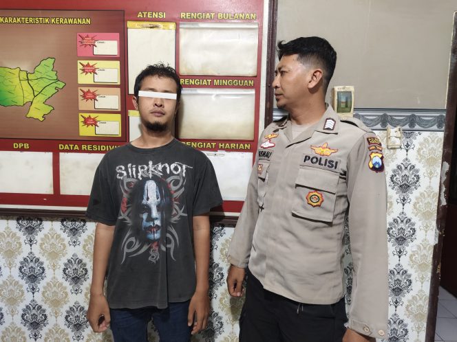 
					Pelaku saat diamankan petugas Polsek Purwosari