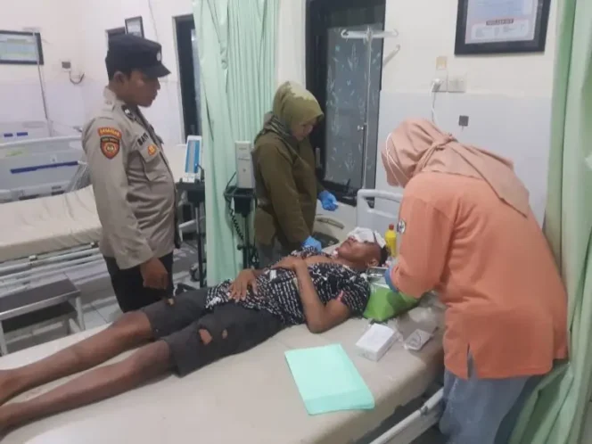 
					Korban saat menjalani perawatan di Puskesmas Sumberpitu, Kecamatan Tutur, Kabupaten Pasuruan