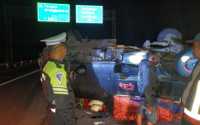 Alami Pecah Ban, Pickup Muatan Cabai Terbalik Di Ruas Tol Paspro