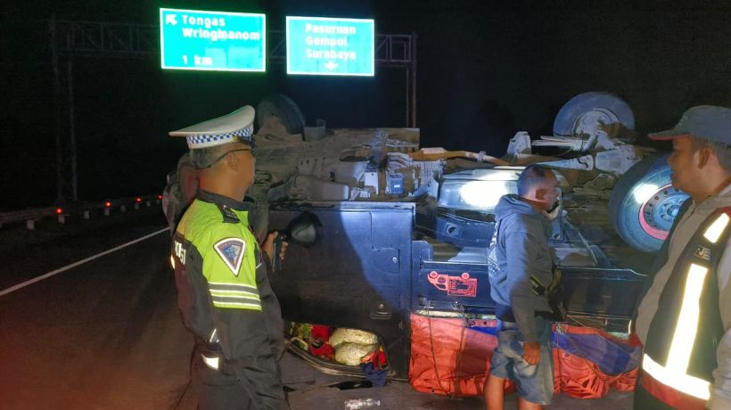 Alami Pecah Ban, Pickup Muatan Cabai Terbalik Di Ruas Tol Paspro
