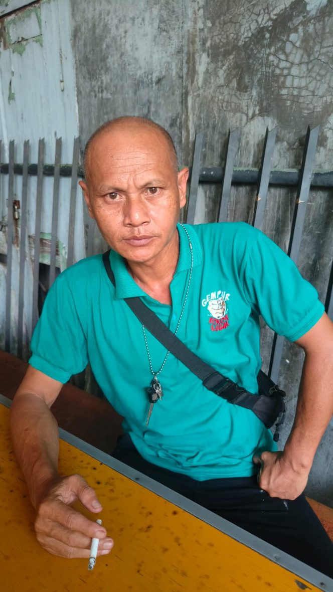 
					Henry Sulfianto saat menjelaskan kinerja Dispendukcapil Kabupaten Pasuruan dengan nada geram