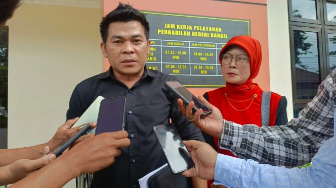 
					Kuasa hukum saat mendampingi kliennya di Pengadilan Negeri Bangil