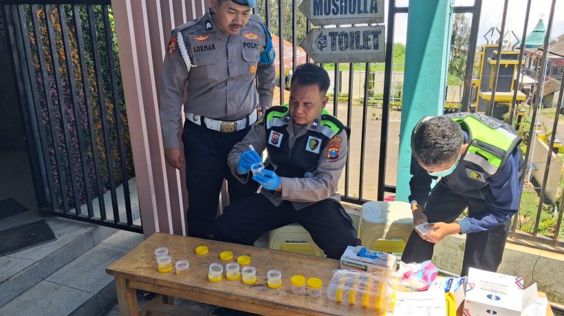 Polres Pasuruan Cek Kelayakan Jeep Wisata Bromo Hingga Lakukan Tes Urine Pengemudi