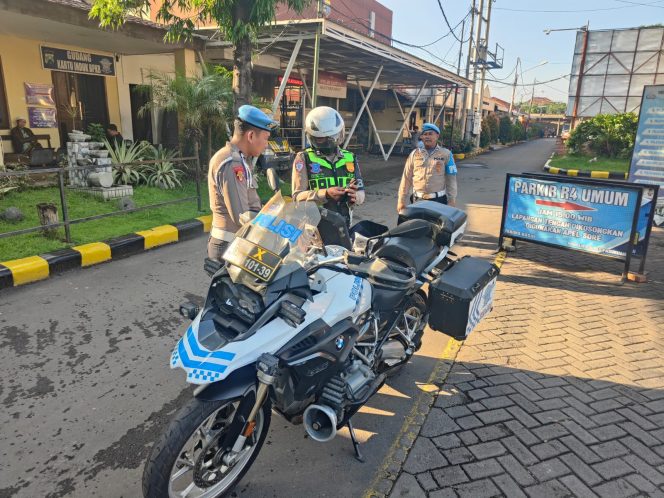 
					Propam saat melakukan pemeriksaan kepada seluruh anggota Polres Pasuruan
