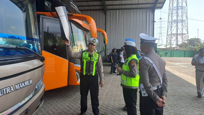 
					Petugas saat melakukan inspeksi di pool SPM, Kecamatan Kejayan, Kabupaten Pasuruan