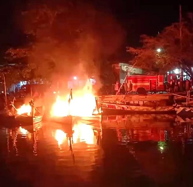 
					Beberapa perahu nelayan yang terbakar pada Rabu (04/02/2026) malam