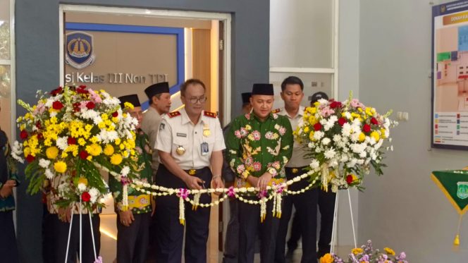 
					Bupati Pasuruan, H.M. Rusdi Sutejo saat meresmikan kantor imigrasi kelas III non TPI