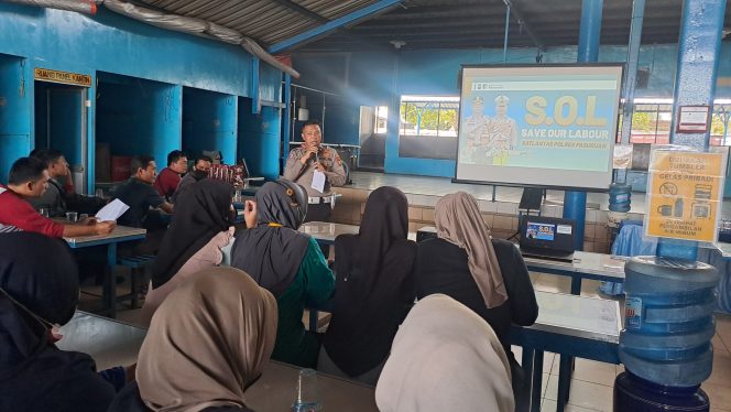 
					Aipda Arifian saat memberikan pemaparan kepada ribuan karyawan di PT Mega Marine Pride