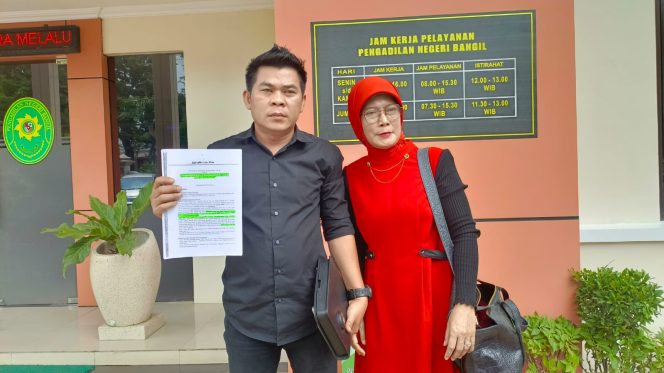 
					Tatik Suwartiatun saat didampingi oleh kuasa hukumnya