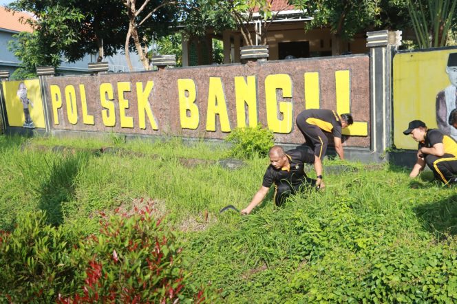 
					Anggota Polres Pasuruan saat membersihkan lingkungan sekitar di Polsek Bangil