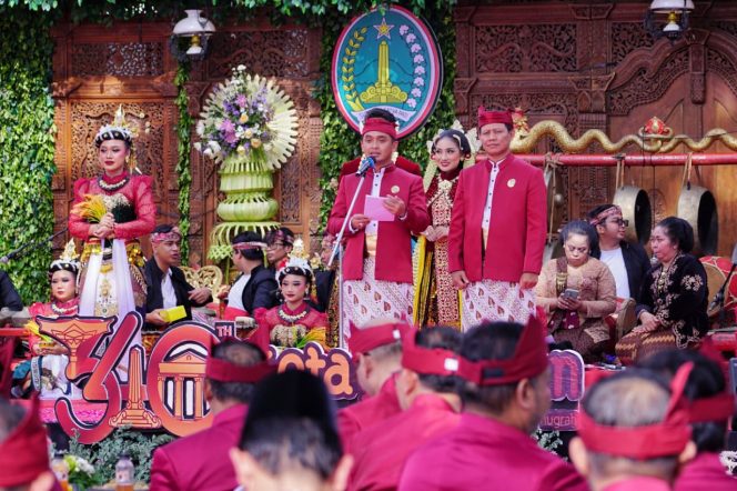 
					Walikota Adi Wibowo menerima pataka