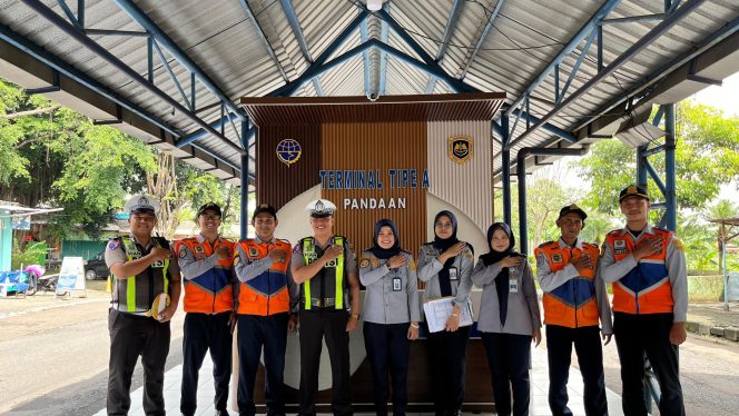 
					Petugas saat menggelar ramp check di Terminal Pandaan, Kabupaten Pasuruan