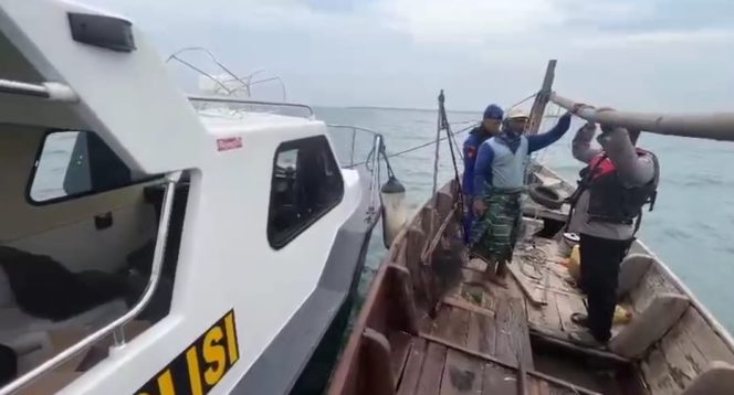 
					Polairud dibantu warga saat melakukan penyisiran pencarian nelayan yang hilang