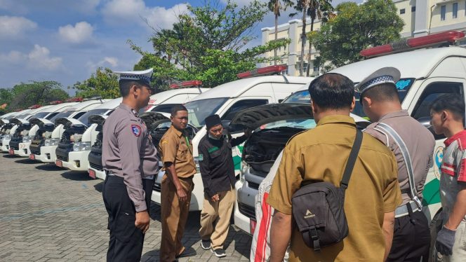 
					Petugas saat melakukan pemeriksaan kepada sopir dan ambulance