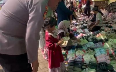 Polisi Baik Hati Muncul Di Haul Mbah Semendi. Kapolsek Winongan Belikan Sandal untuk Anak Yatim