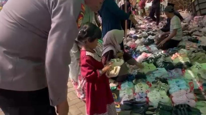 Polisi Baik Hati Muncul Di Haul Mbah Semendi. Kapolsek Winongan Belikan Sandal untuk Anak Yatim