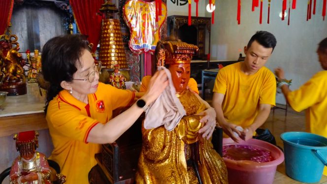 
					Pengurus klenteng di Kota Pasuruan saat membersihkan 