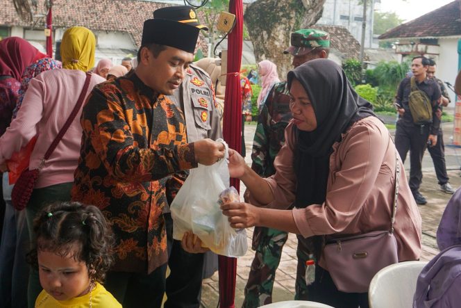 
					Wali Kota Pasuruan saat membagikan sembako kepada warganya