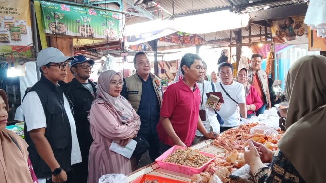 
					Satgas pangan saat melakukan sidak di Pasar Bangil, Kabupaten Pasuruan
