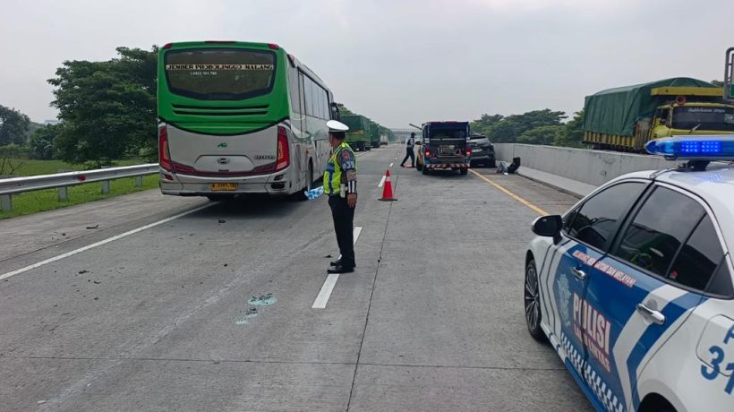 Diduga Sopir Ngantuk, Toyota Cross Seruduk Truk Dari Belakang