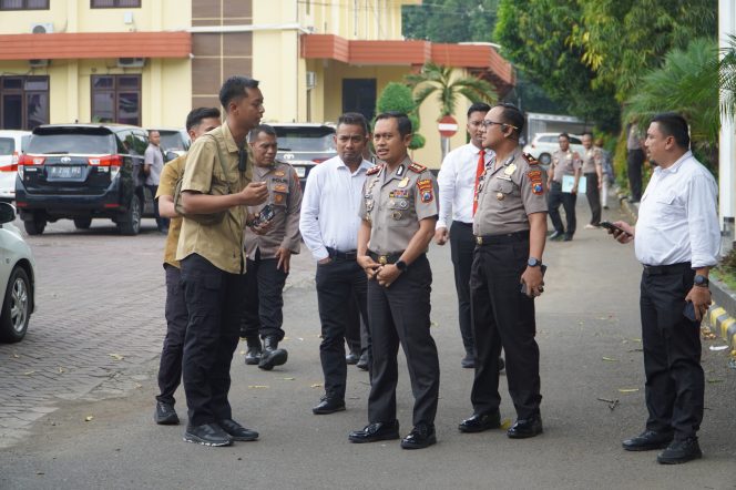 
					Kapolres Pasuruan saat memberikan arahan kepada anggotanya