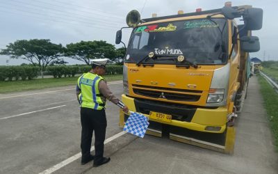 Diduga Ngantuk, Truk Hantam Bagian Belakang Truk Tronton Muatan Semen