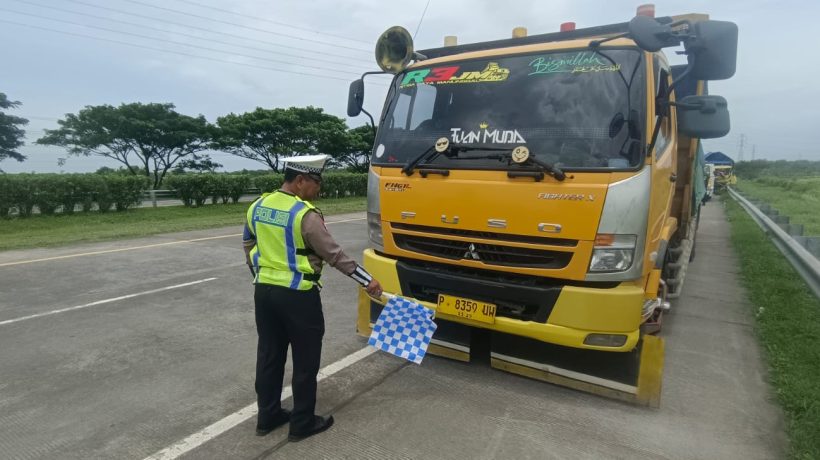 Diduga Ngantuk, Truk Hantam Bagian Belakang Truk Tronton Muatan Semen