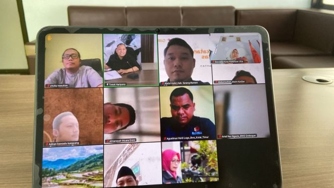 
					Para peserta yang mengikuti zoom meeting bersama Bawaslu RI