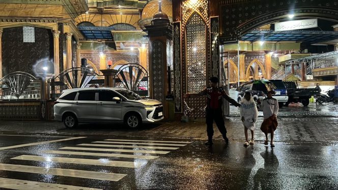 
					Sat Samapta Polres Pasuruan saat mengamankan sholat tarawih di wilayah Kecamatan Beji