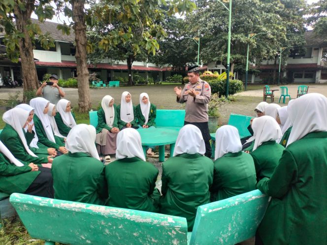 
					Iptu Bambang saat memberikan wejangan kepada para santriwati