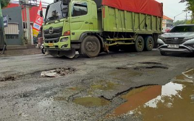 Jalan Nasional Rusak Berat, Lubang Aspal Rawan Kecelakaan dan Membuat Kendaraan Trobel