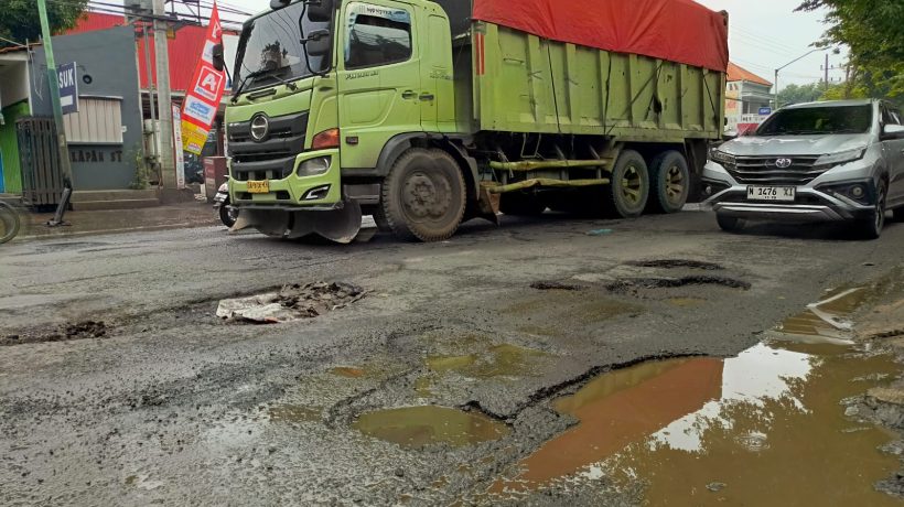 Jalan Nasional Rusak Berat, Lubang Aspal Rawan Kecelakaan dan Membuat Kendaraan Trobel