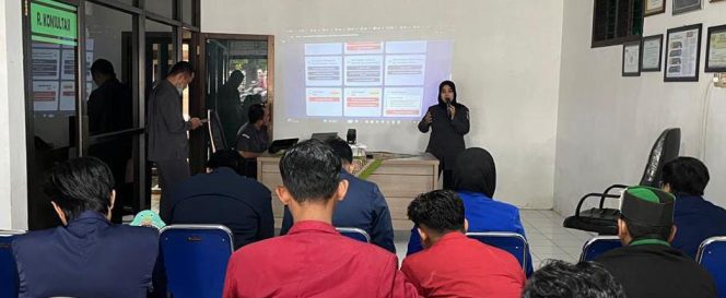 
					Ketua Bawaslu Vita Suci Rahayu bersama mahasiswa