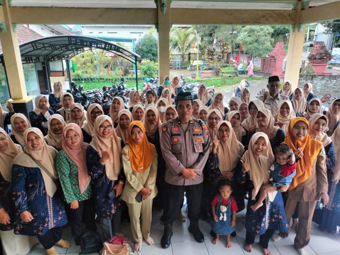 
					Satbinmas Polres Pasuruan saat memberikan arahan kepada kader posyandu