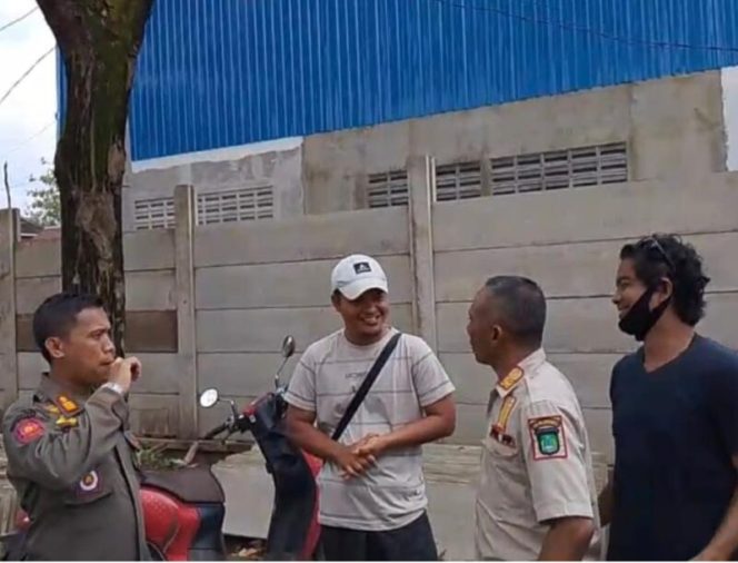 
					Suyono, Kepala Bidang PPUD Satpol PP Kabupaten Pasuruan saat mendatangi lokasi pengurukan ilegal