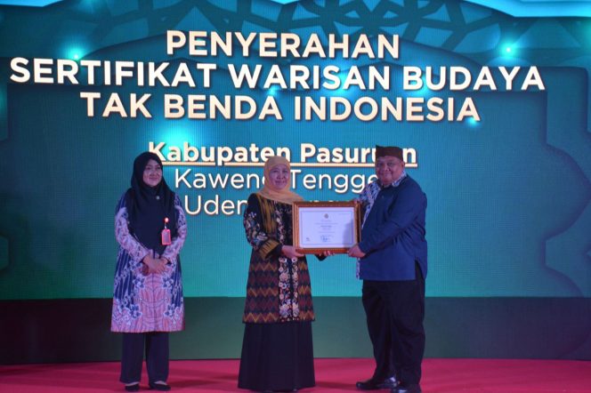 
					Kelapa Dinas Pariwisata dan Kebudayaan Kabupaten Pasuruan saat menerima sertifikat dari Gubernur Jawa Timur