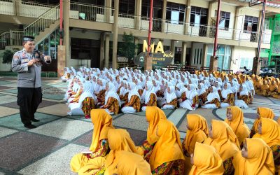 Polisi Beri Edukasi Santriwati Pondok Pesantren Wachid Hasyim Bangil