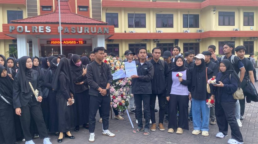 Mahasiswa Kepung Polres Pasuruan. Paksa Teken Pakta Integritas, Salat Ghaib, hingga Aksi Nyala Lilin di TMP