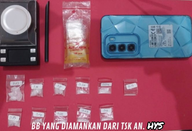 
					Barang bukti yang berhasil diamankan oleh anggota Satresnarkoba Polres Pasuruan