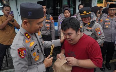 500 Takjil Dibagikan Kapolres Pasuruan untuk Warga Bangil