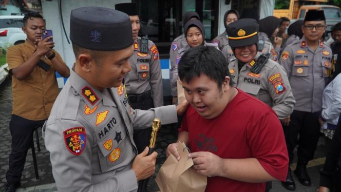 
					Kapolres Pasuruan saat membagkan takjil kepada para pengguna jalan di Bangil