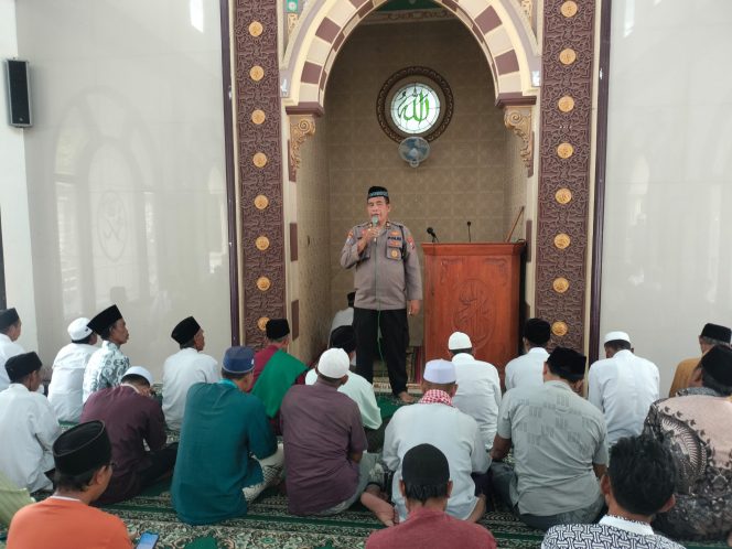 
					KBO Satbinmas Polres Pasuruan saat memberikan tausyiah serta arahan kepada jamaah sholat Jumat