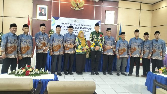 
					Pengurus KPSP Setia Kawan saat foto bersama dengan Kepala Diskoperindag dan Kepala Dinas Pertanian, peternakan dan Perikanan Kabupaten Pasuruan