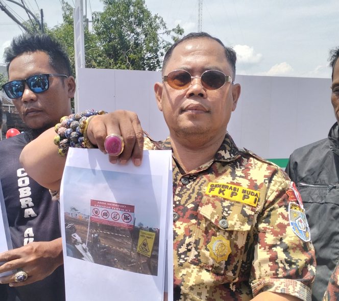 
					Ayik Suhaya S.H., Ketua GM FKPPI Pasuruan saat menunjukan bukti kesalahan proyek Sekolah Rakyat Kota Pasuruan