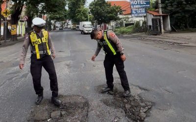 Survey Jalan Rusak, Satlantas Polres Pasuruan Cekatan hubungi Penyelenggara Jalan